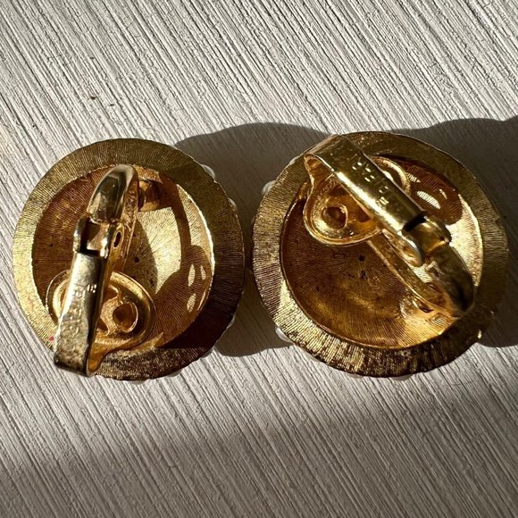 Vintage Crown Trifari Gold Tone Fashion Pearl Clip On Estate Earrings - Picture 5 of 6